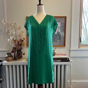Broadway & Broome Green Silk V-Neck Pleated Shift Dress | Size 4